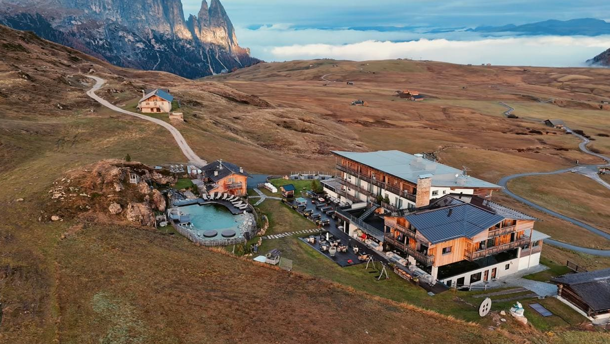 Hotel Goldknopf Seiser Alm Südtirol Luftaufnahme
